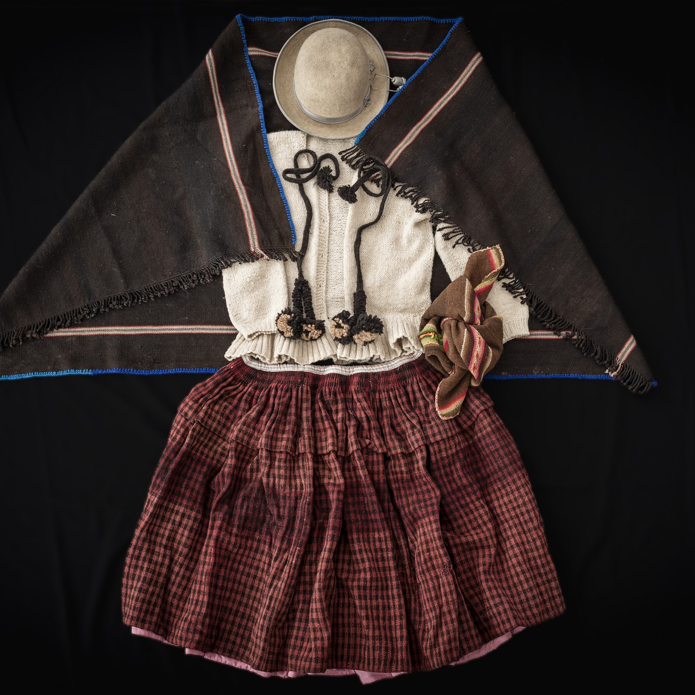 Atuendo de cholita: phullu, chompa y pollera